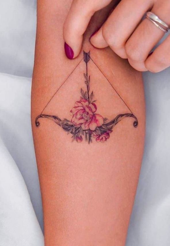 Tatouage Minimaliste Pivoine Et Arc à Flèche 