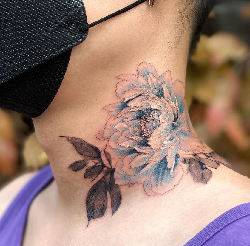 Tatouage Pivoine Blanche Et Bleue Sur Le Cou 