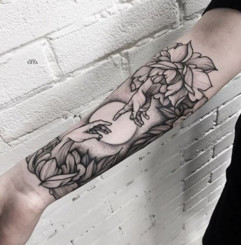 Tatouage Pivoines à Mains Et Lune 