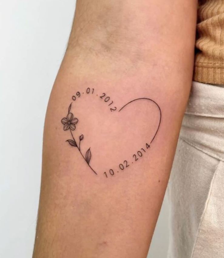 Tatouage Duo De Date D'anniversaire Et Cœur Floral 