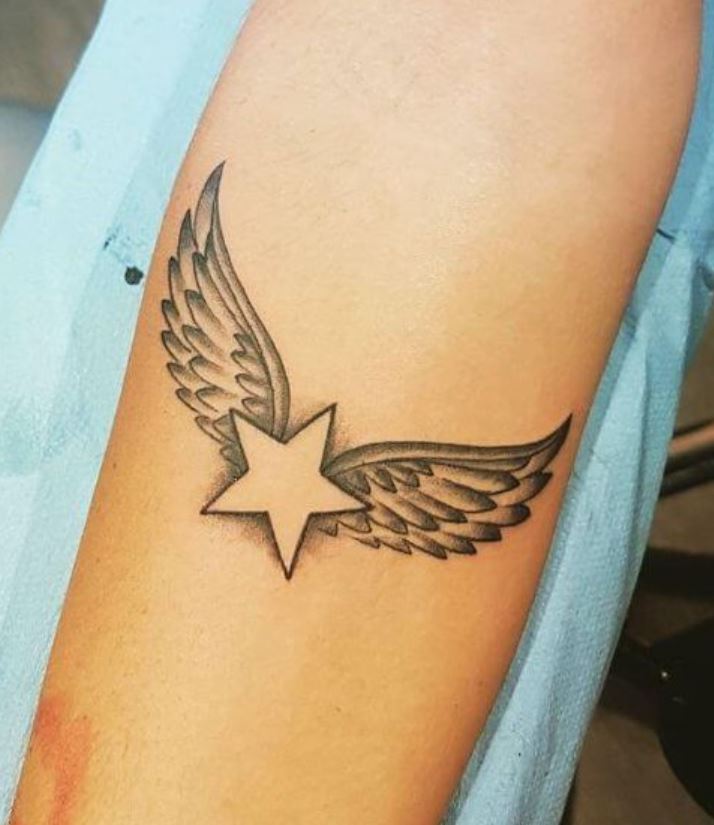 Tatouage étoile Avec Ailes