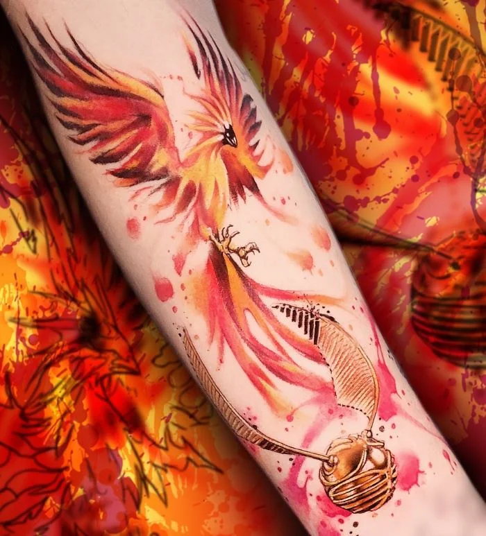 Tatouage Oiseau Femme Phœnix Et Vif D'or