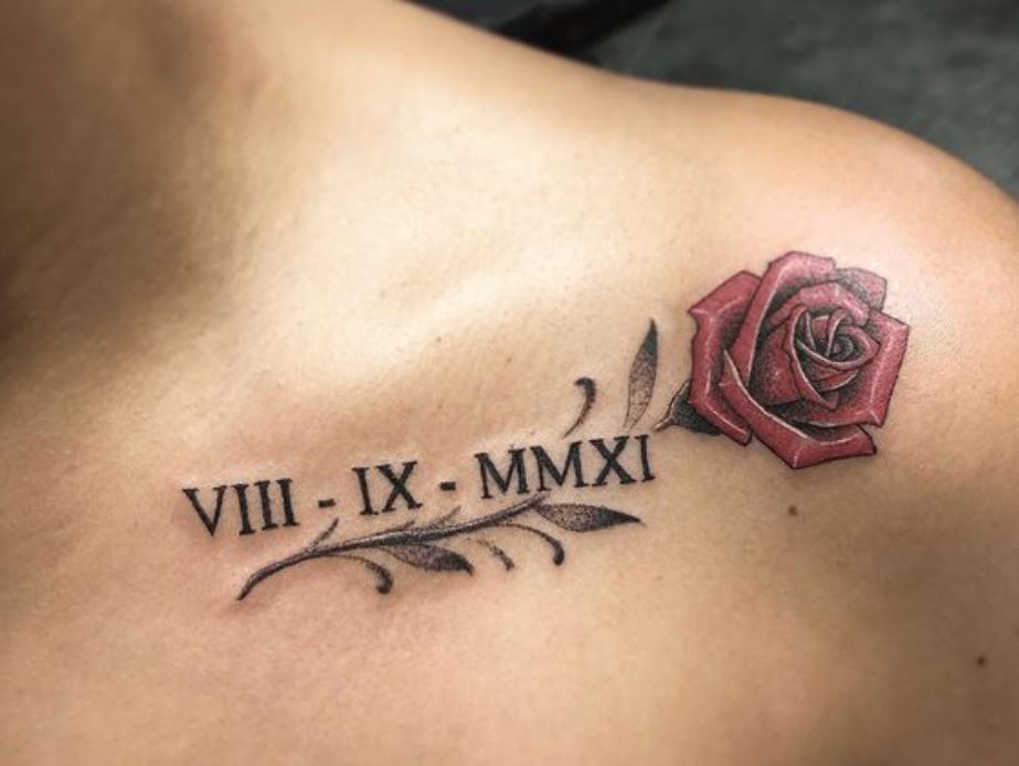 Tatouage Date D'anniversaire Et Rose Rouge Sur La Clavicule 