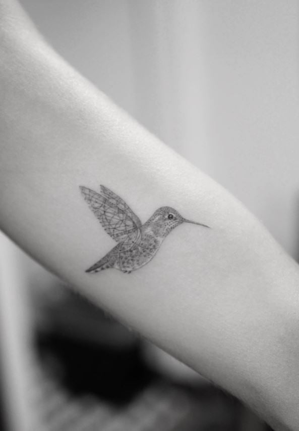 Tatouage Oiseau Femme à Ailes Géométriques 