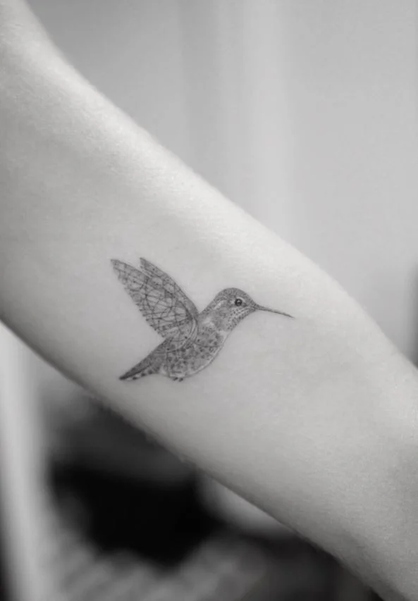 Tatouage Oiseau Femme à Ailes Géométriques