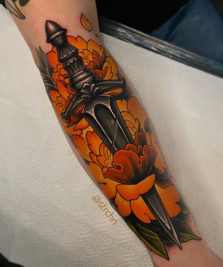 Tatouage Pivoine Orange Et Dague 