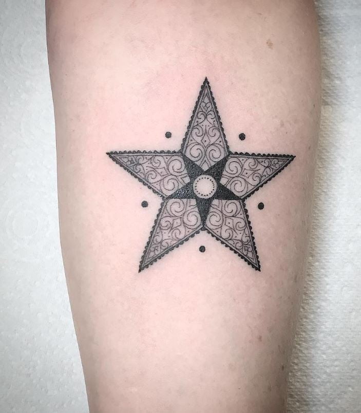  Tatouage Duo D'étoiles Avec Arabesques Et Pointillés 