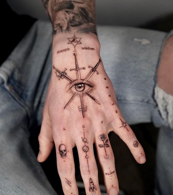 Tatouage œil Et Trio D'épée Sur La Main 