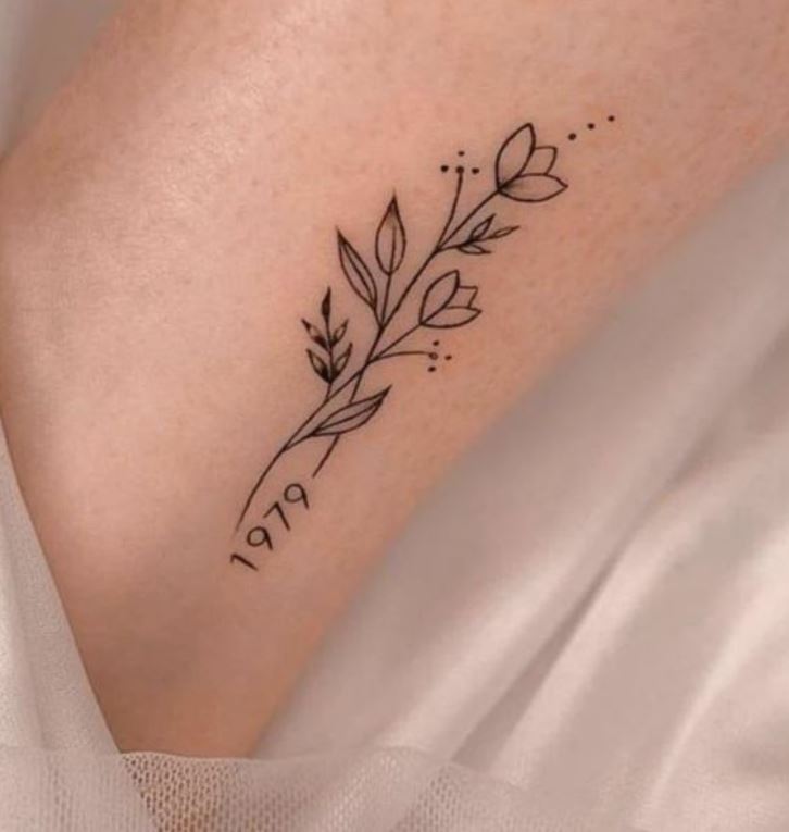 Tatouage Minimaliste Date D'anniversaire Année De Naissance Et Fleurs