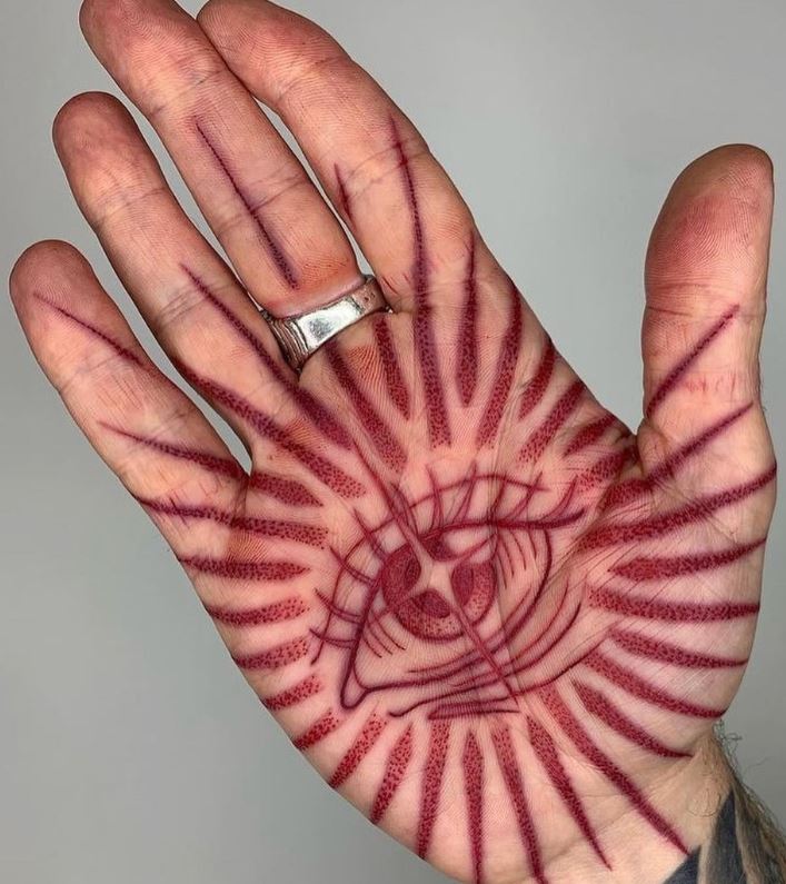 Tatouage œil étoilé En Blanc Et Rouge Sur La Paume De La Main 