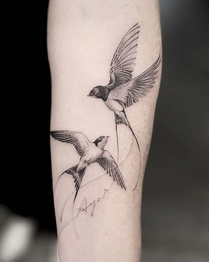 Tatouage Oiseaux Et Calligraphie Femme
