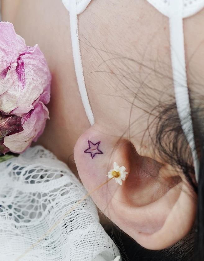 Tatouage étoile Violette Sur Le Lobe 