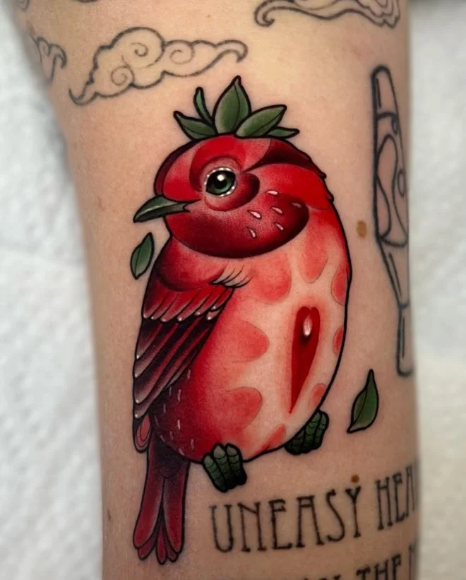 Tatouage Oiseau Fraise Pour Femme