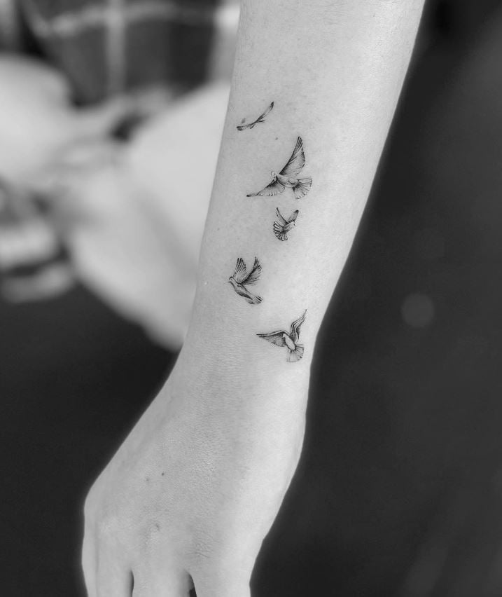 Tatouage Oiseau Femme Vol De Colombes 