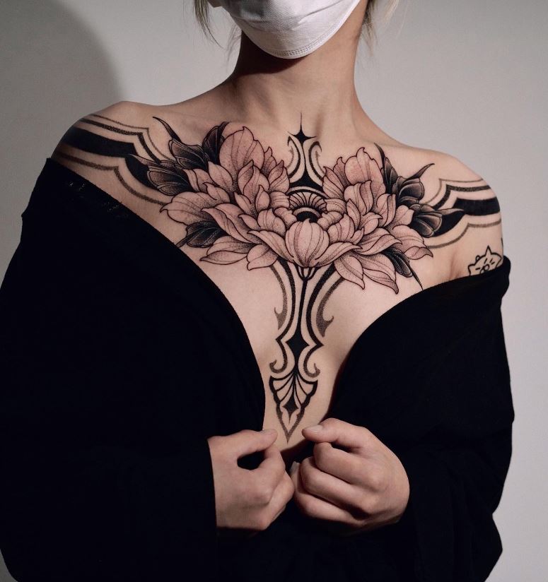 Tatouage Pivoine Stylisée Sur Le Sternum 