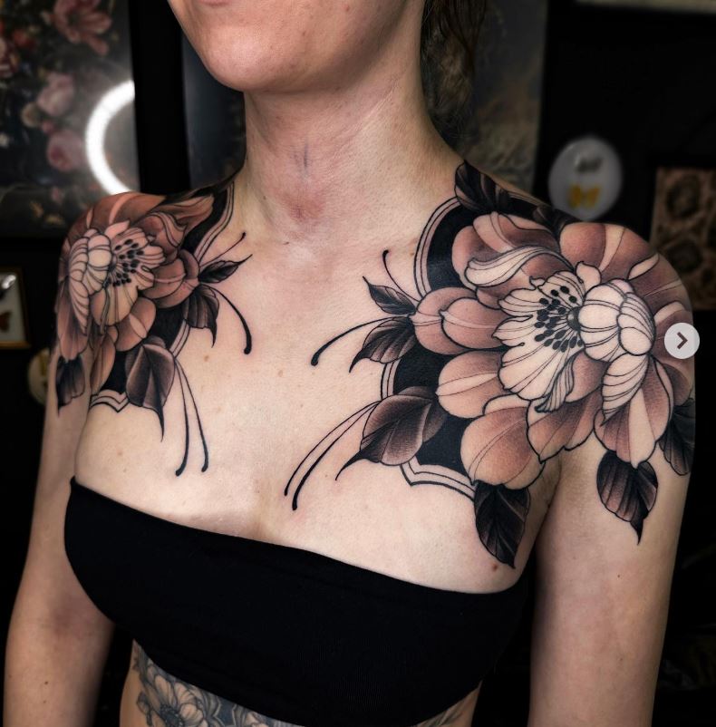 Tatouage Duo De Pivoine Sur Les épaules 