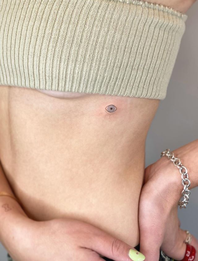 Tatouage Mauvais œil Discret Sur La Côte 