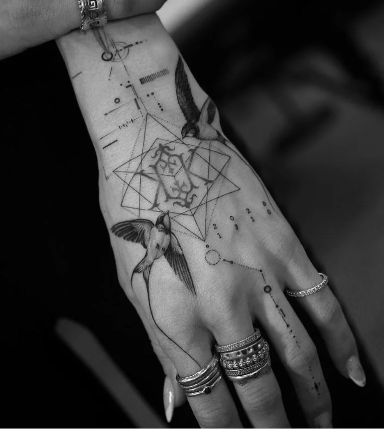 Tatouage Oiseaux Et Formes Géométriques Pour Femme