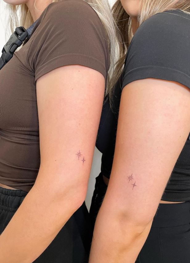 Tatouage Discret Duo D'étoiles Pour Sœur 