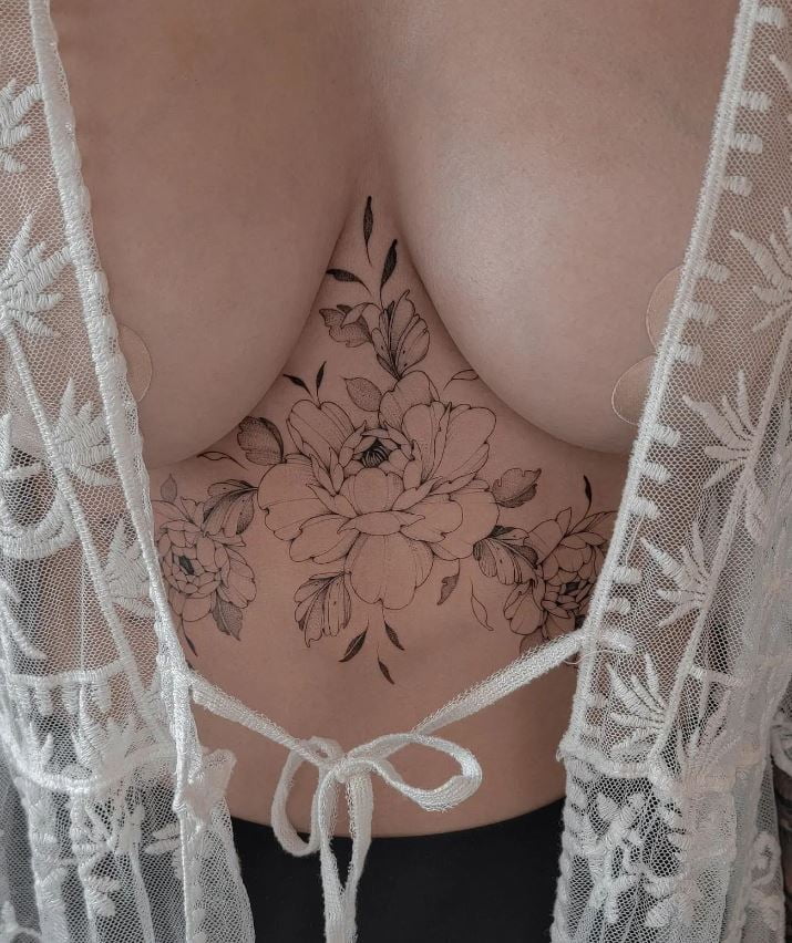  Tatouage Trio De Pivoine Sur Le Sternum 