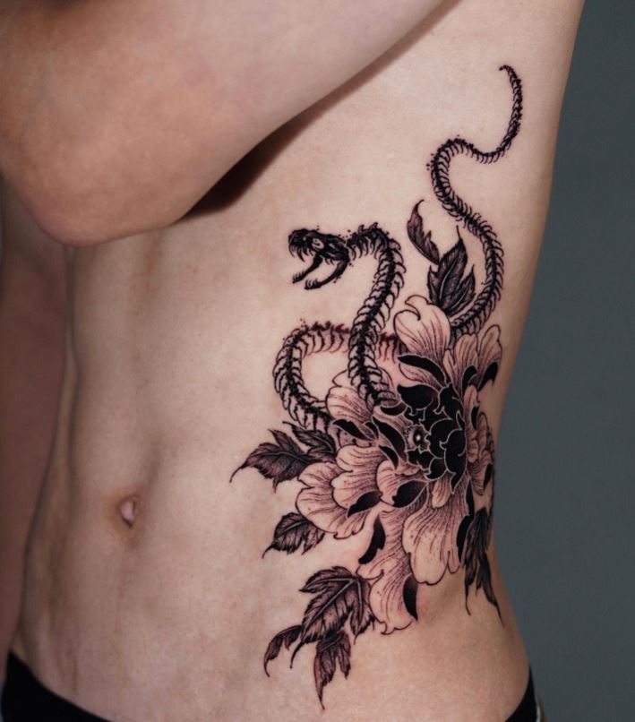 Tatouage Pivoine Et Squelette De Serpent Sur La Côte 