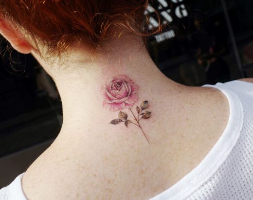 Tatouage Minimaliste Pivoine Rose Sur La Nuque