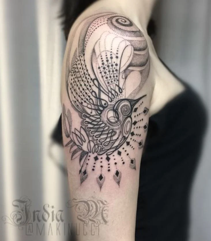 Tatouage Oiseau Ornemental Femme Sur L'épaule Et Le Bras