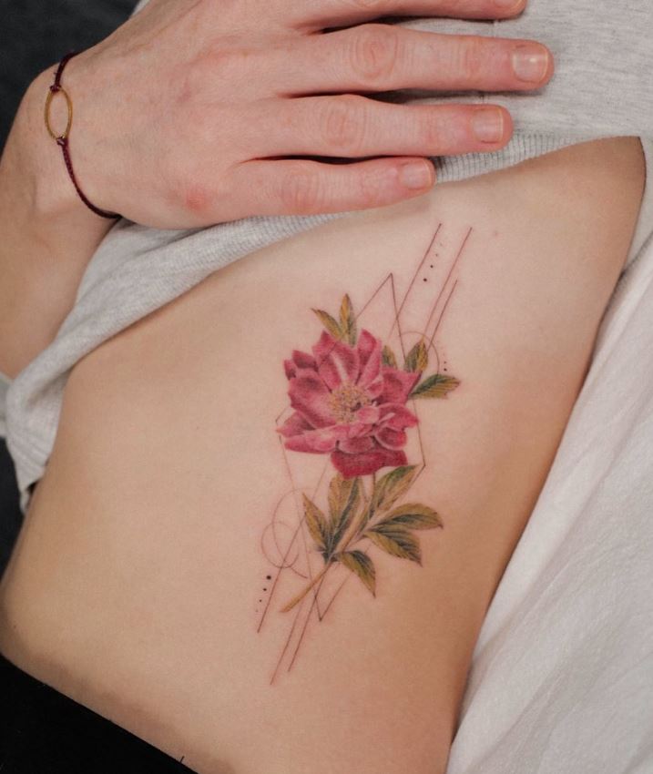 Tatouage Pivoine Géométrique Sur La Côte