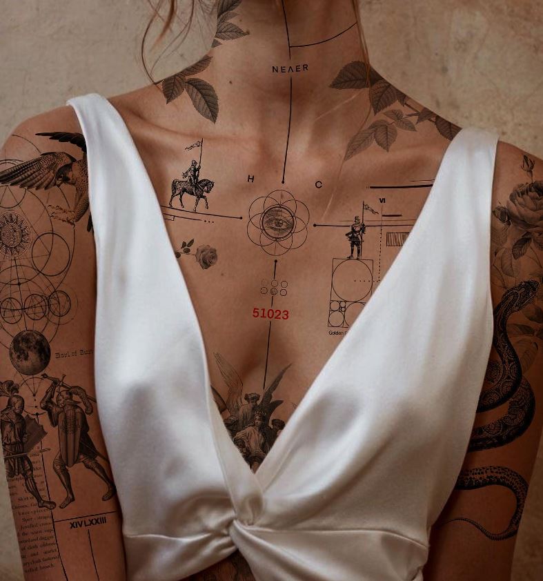 Tatouage œil Multi Motifs Sur Le Sternum