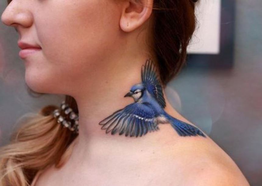 Tatouage Oiseau Femme Geai Bleu Sur Le Cou