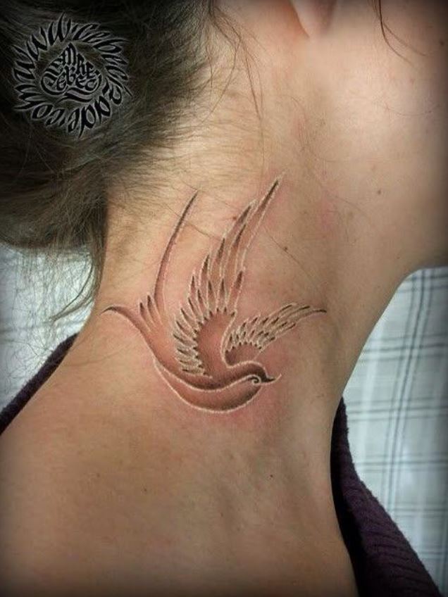 Tatouage Oiseau Femme à Contour Blanc Sur Le Cou