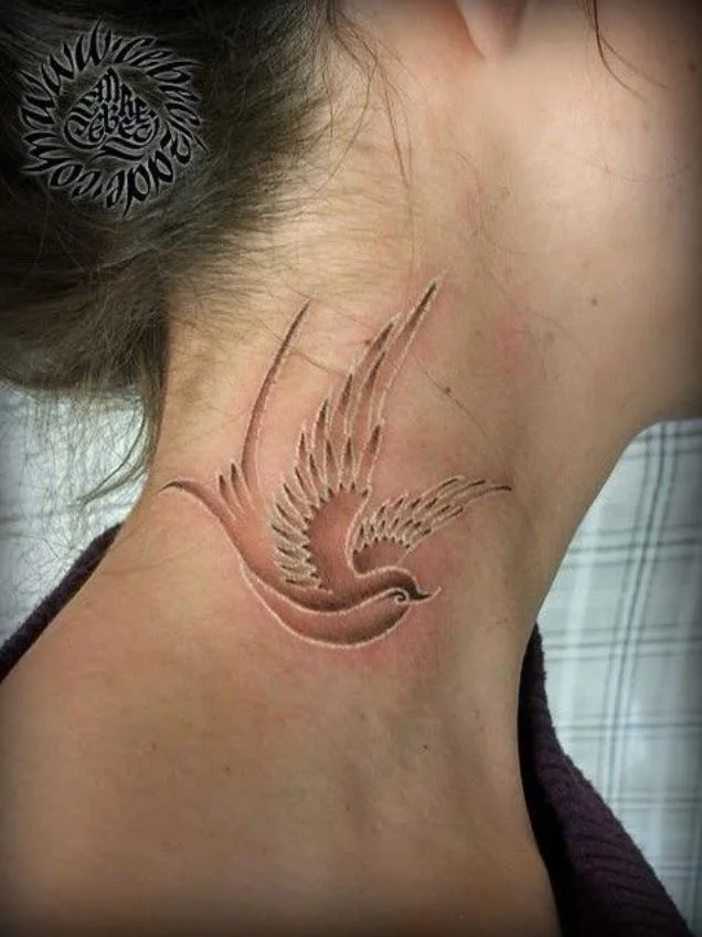 Tatouage Oiseau Femme à Contour Blanc Sur Le Cou