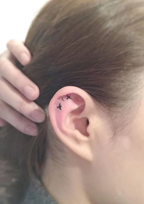 Blacktattoo Trio D'oiseau Femme Sur L'oreille