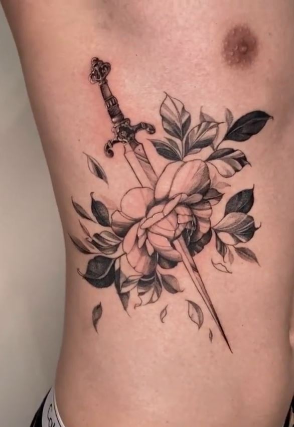 Tatouage Pivoine Et épée 