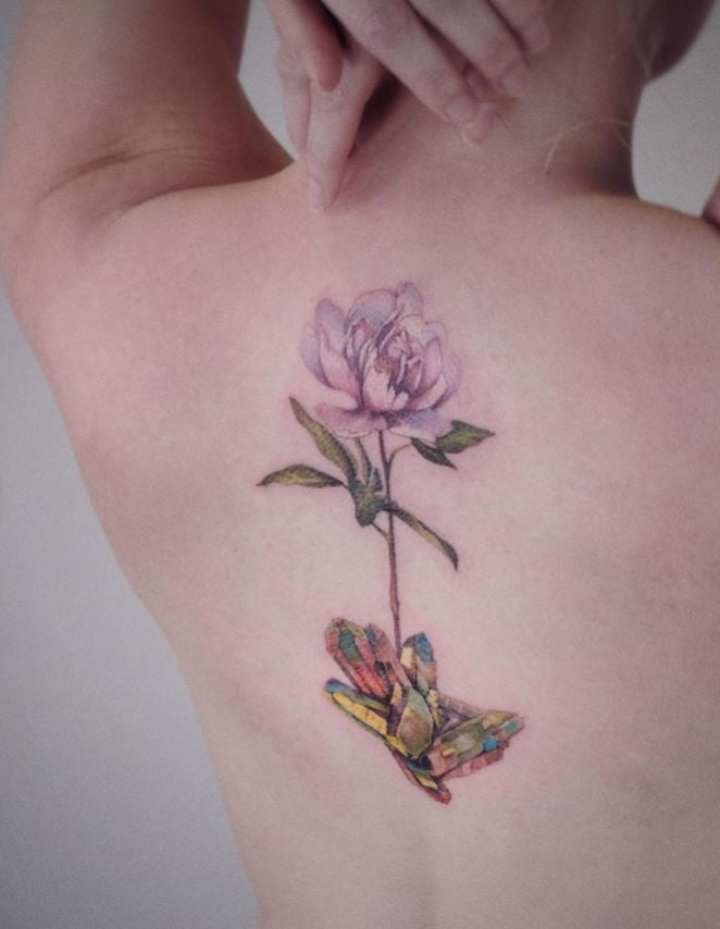 Tatouage Pivoine Et Cristal 