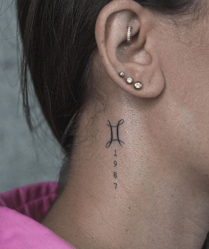 Tatouage Date D'anniversaire Année En Chiffres Arabes Et Signe Astrologique Sur Le Cou 