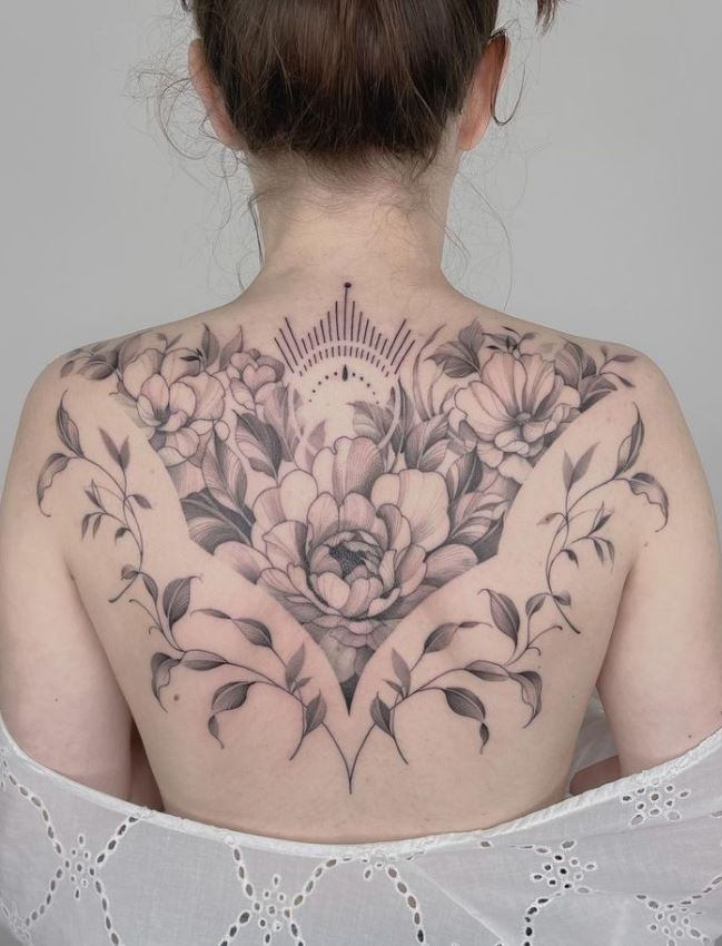 Tatouage Pivoine Et Soleil Sur Le Dos 