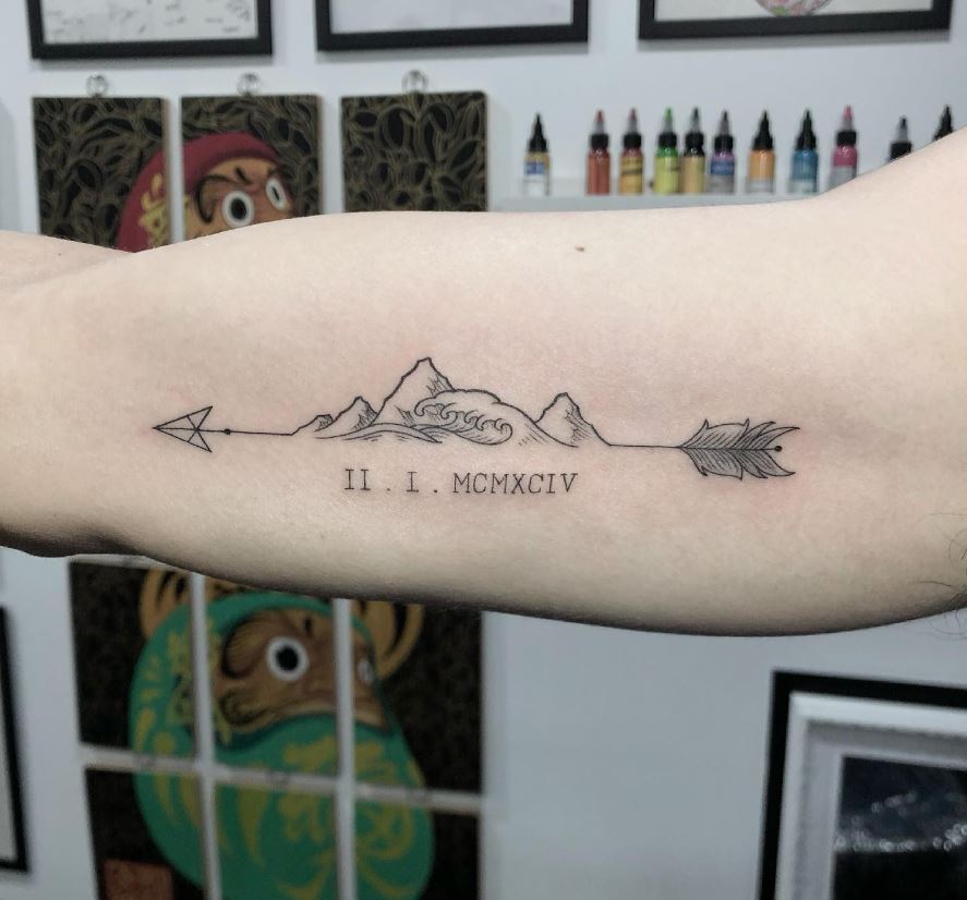 Tatouage Date D'anniversaire Avec Flèche à Montagne Et Vague 