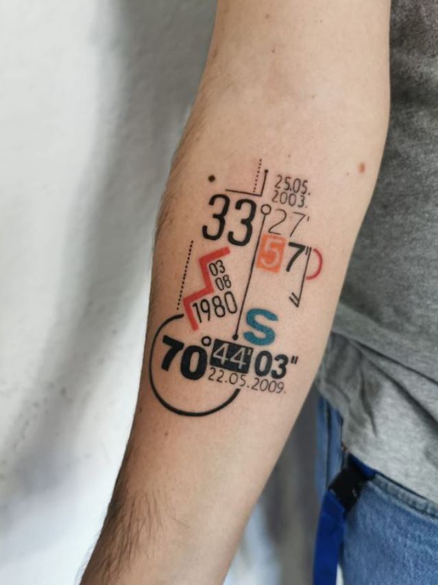  Tatouage Dates D'anniversaire Stylisées Sur L'avant Bras 