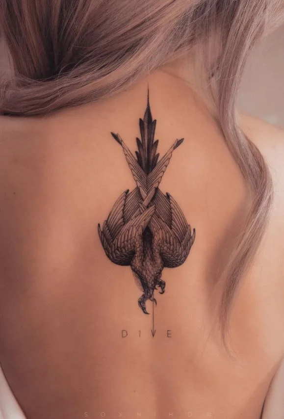 Tatouage Plongée D'oiseau Femme Et Lettrage Sur Le Dos
