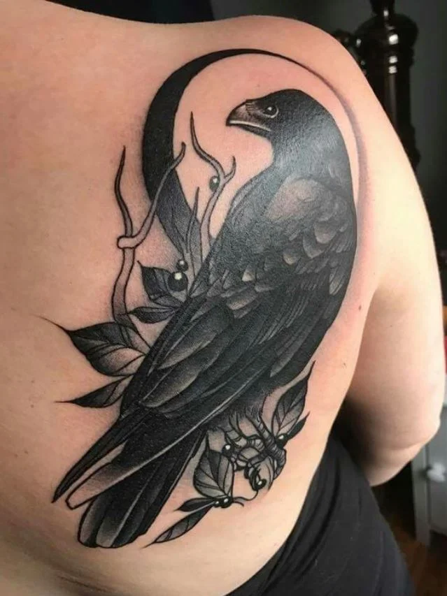 Tatouage Oiseau Femme Feuilles Et Lune Sur Le Dos