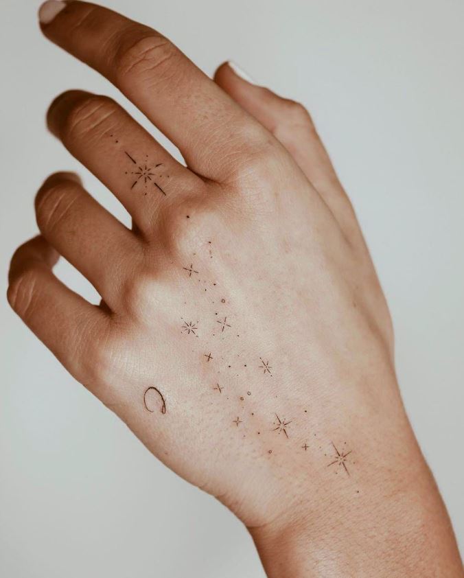 Tatouage Petites étoiles Scintillantes Sur La Main 