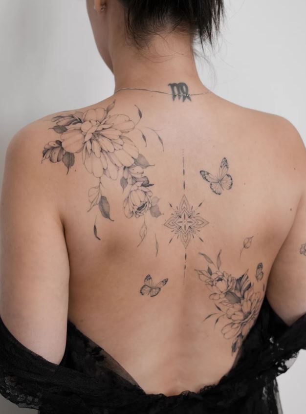 Tatouage Pivoines Et Papillons Symétriques 