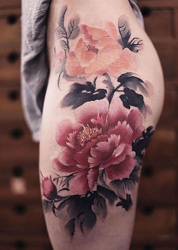 Tatouage Pivoine Aquarelle Sur La Hanche Et La Cuisse 