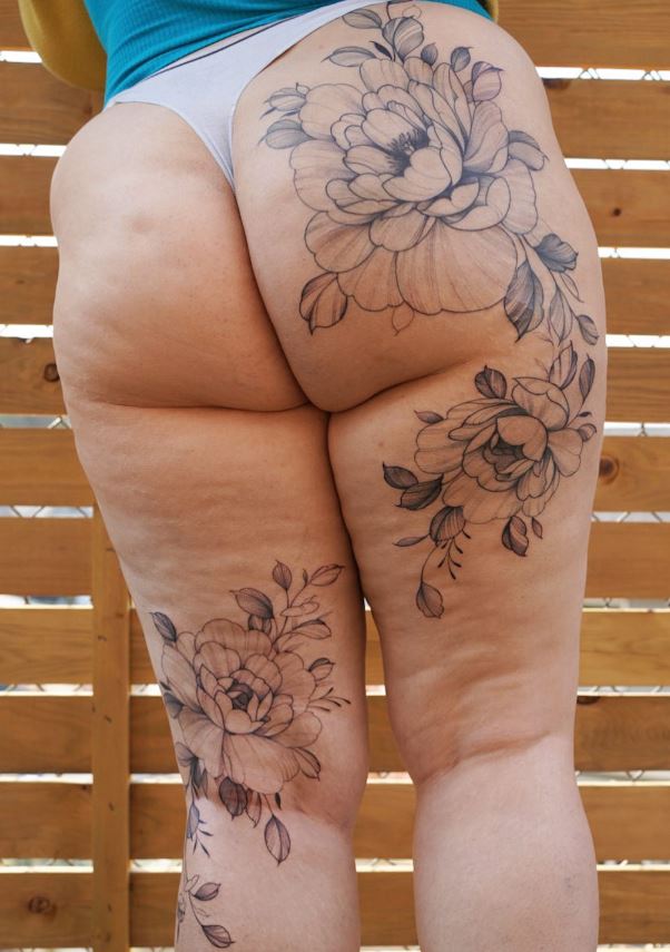 Tatouage Pivoine Sur Le Postérieur Et Les Cuisses 