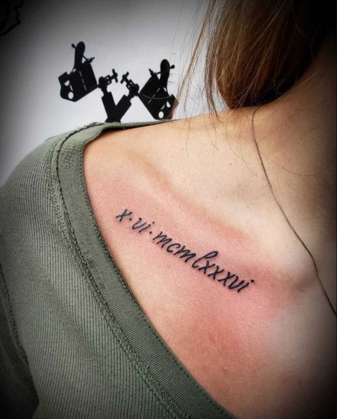 Tatouage Date D'anniversaire Chiffres Romains En Petites Capitales Sur La Clavicule 