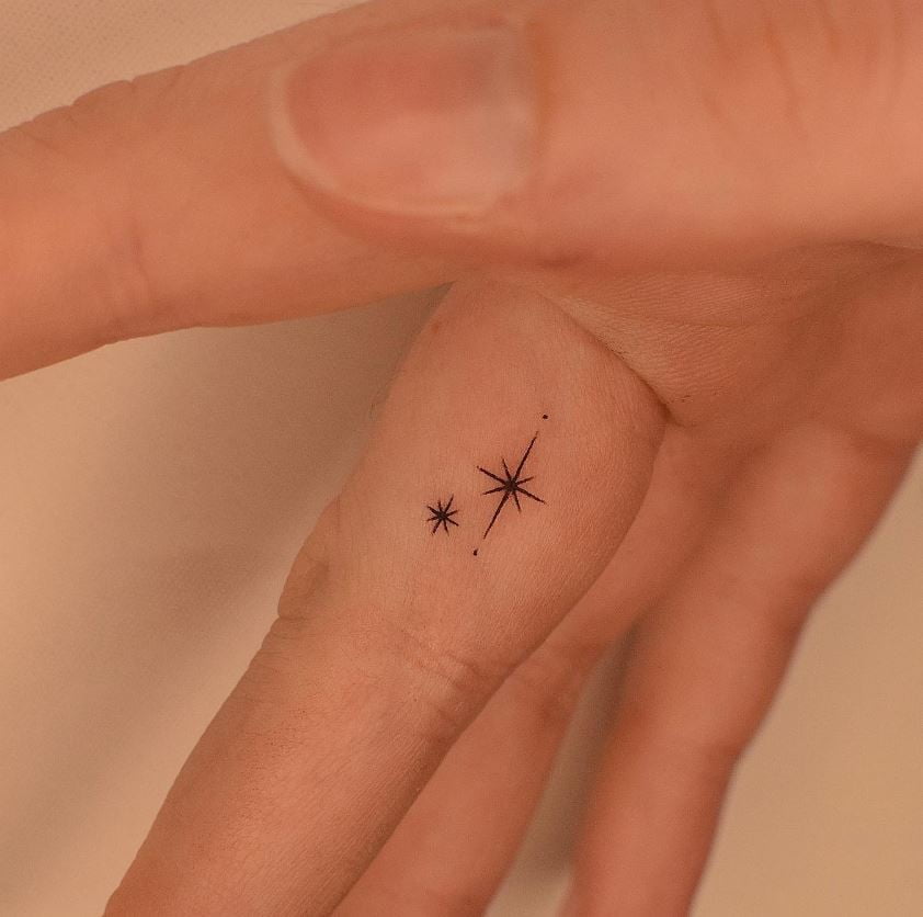 Tatouage Discret Duo D'étoiles Sur Le Doigt 