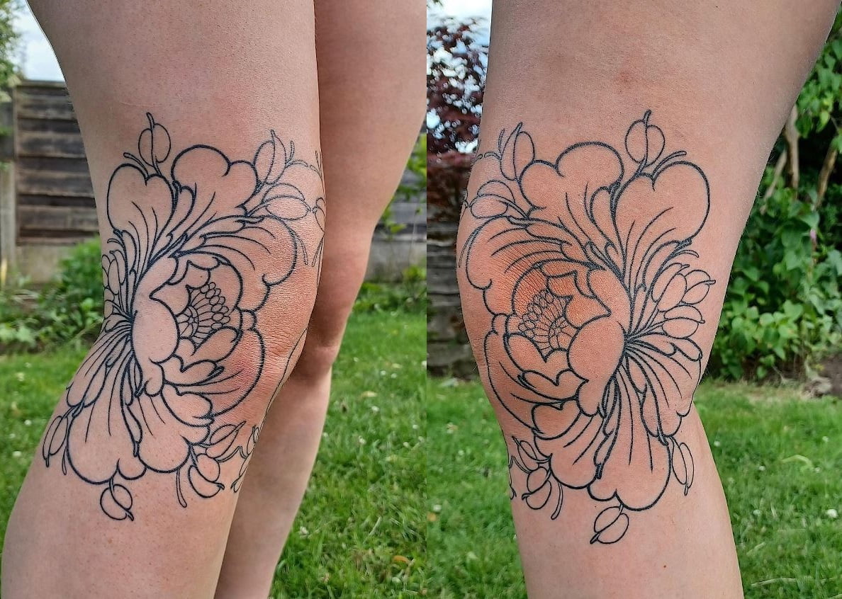 Tatouage Pivoines Autour Du Genou 