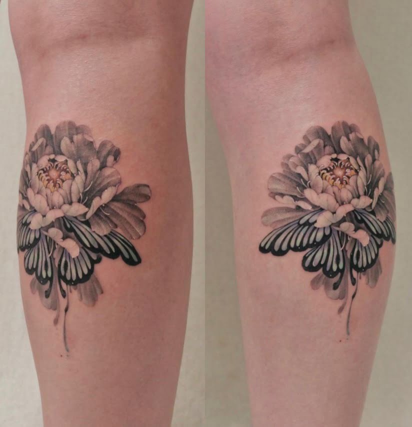 Tatouage Pivoine Et Papillon Sur Le Mollet 