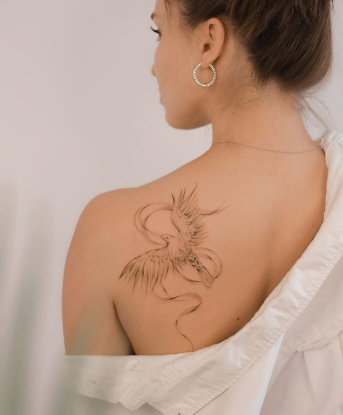 Tatouage Oiseau Femme Faucon Et Ruban 